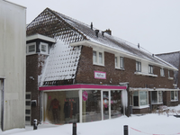 901308 Gezicht op de besneeuwde panden Meerndijk 26 (HipEnzo, dameskleding & accessoires)-hoger te De Meern (gemeente ...
